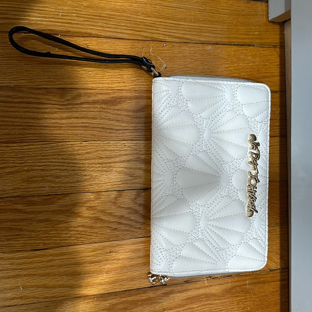 Bersey Johnson beachy theme wristlet